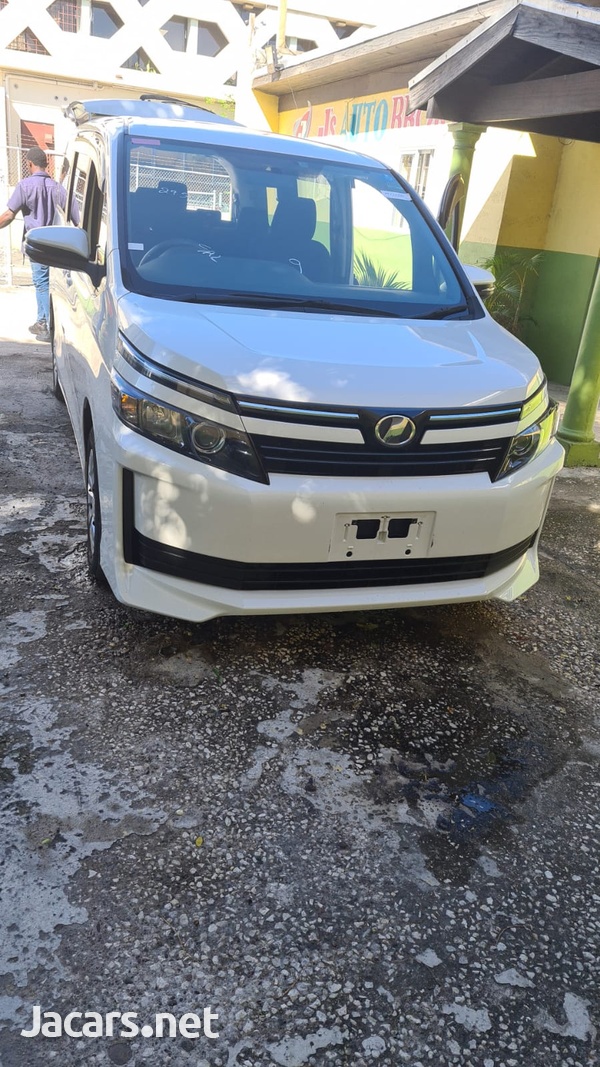 Toyota Voxy 2,0L 2015-1