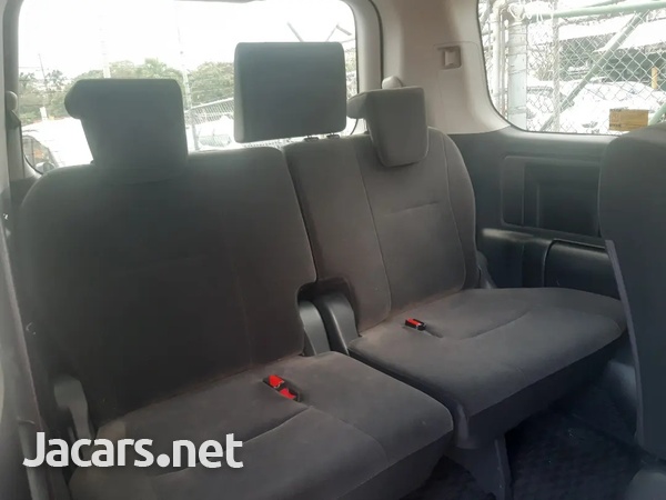 Toyota Voxy 2,0L 2013-8