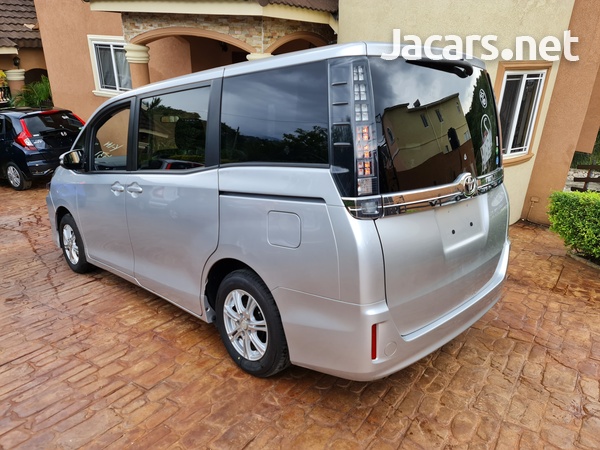Toyota Voxy 2,0L 2017-6
