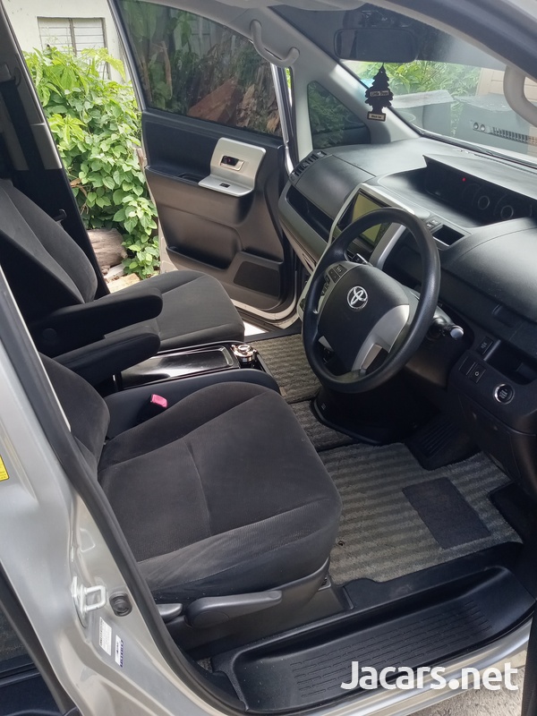 Toyota Noah 2,0L 2012-12