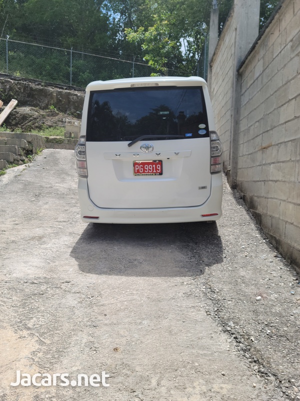 Toyota Voxy 2,0L 2010-9