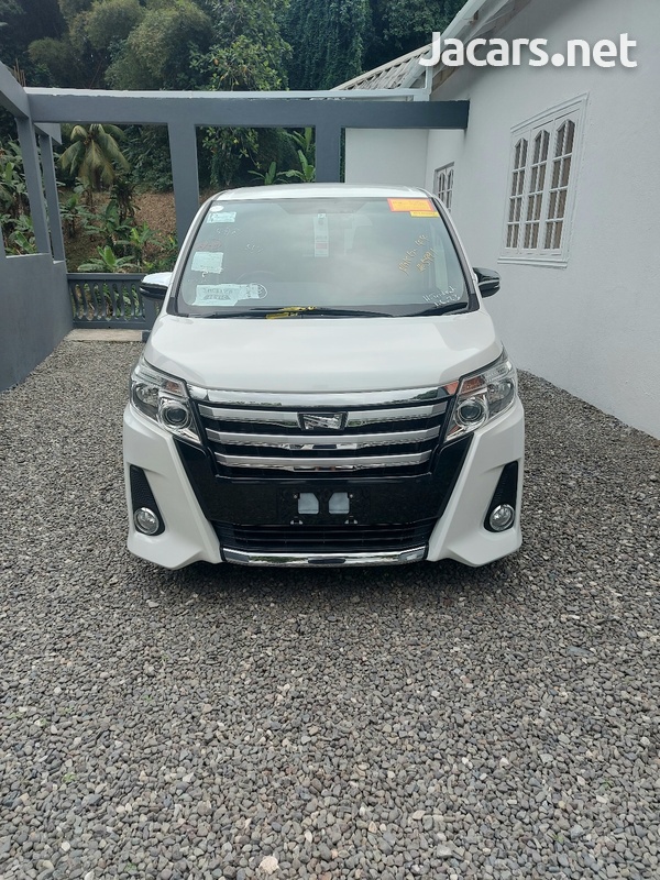 Toyota Noah 2,0L 2014-3