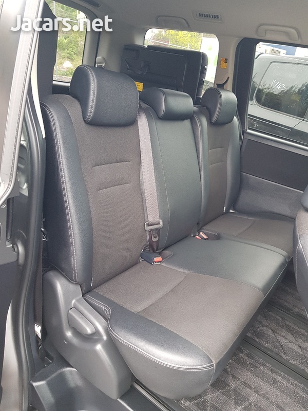 Toyota Voxy 2,0L 2013-5