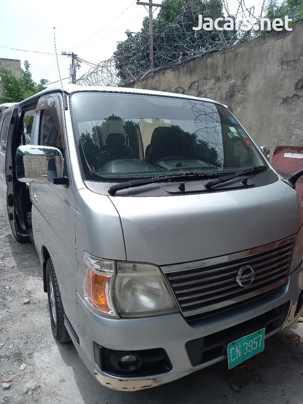 Nissan Caravan-9
