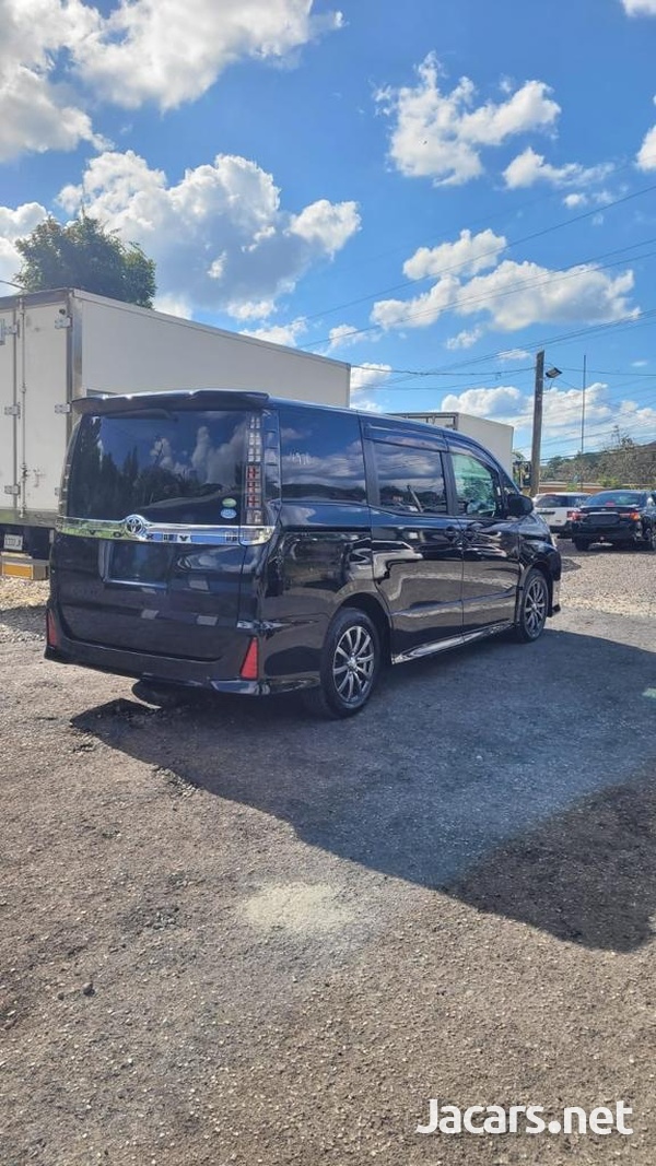 Toyota Voxy 2,0L 2014-6