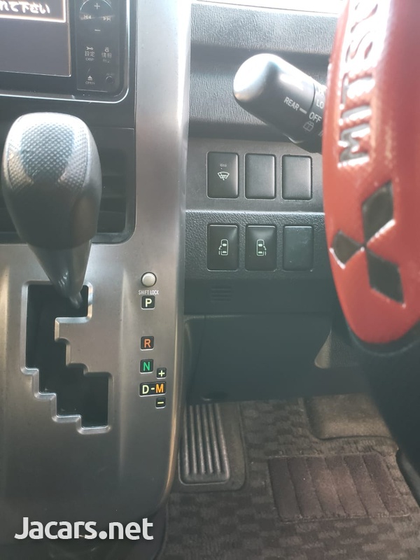 Toyota Voxy 2,0L 2012-10
