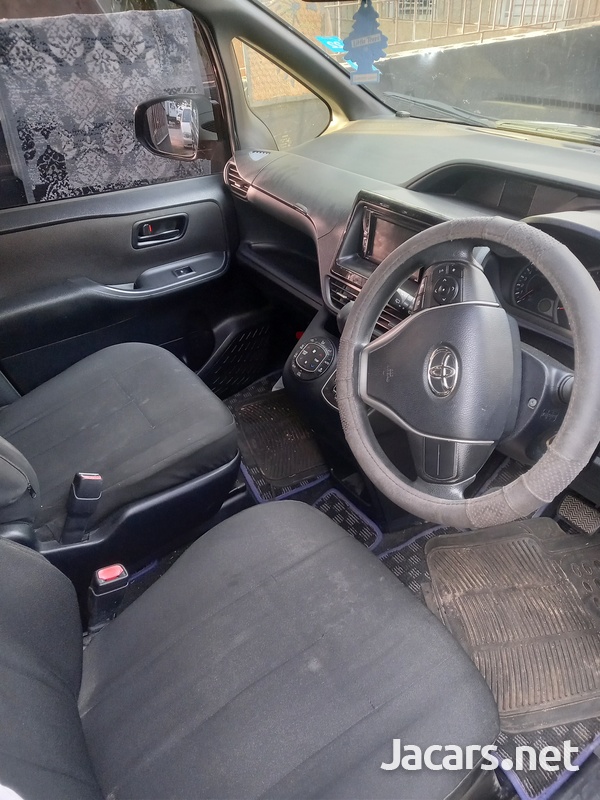 Toyota Voxy 2,0L 2014-8