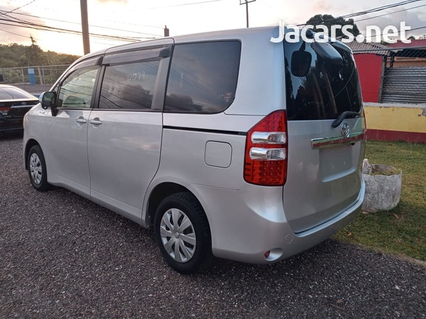 Toyota Noah 2,0L 2013-4
