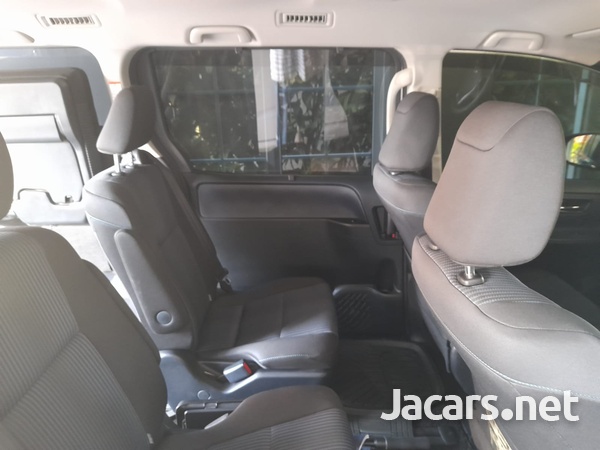 Toyota Voxy 2,0L 2015-5