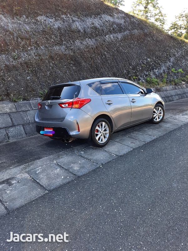 Toyota AURIS 1,8L 2012-4