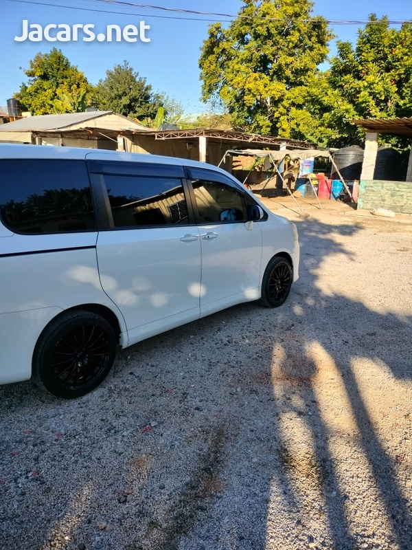 Toyota Noah 2,0L 2013-4