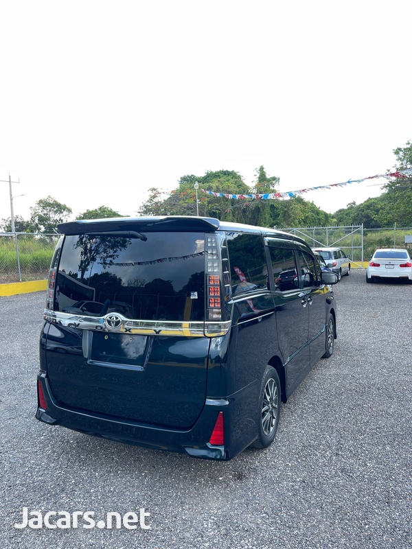 Toyota Voxy 2,0L 2015-4