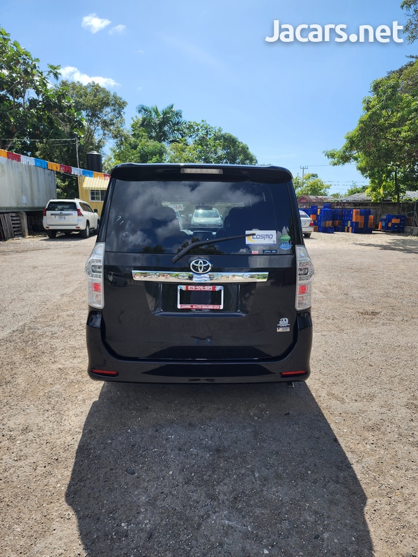 Toyota Voxy 2,0L 2013-3