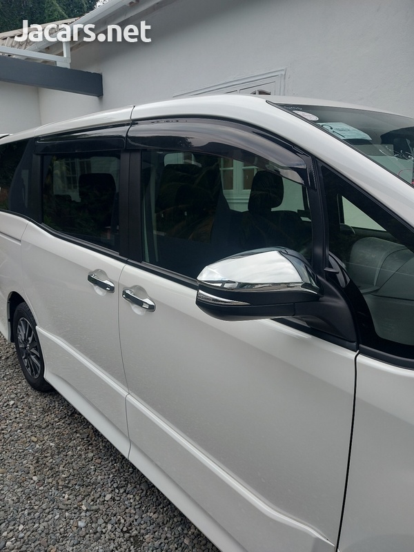Toyota Noah 2,0L 2014-6