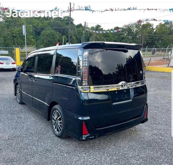 Toyota Voxy 2,0L 2015-6
