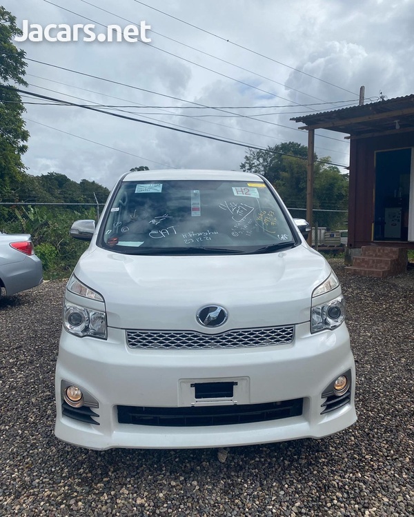 Toyota Voxy 2,0L 2012-5