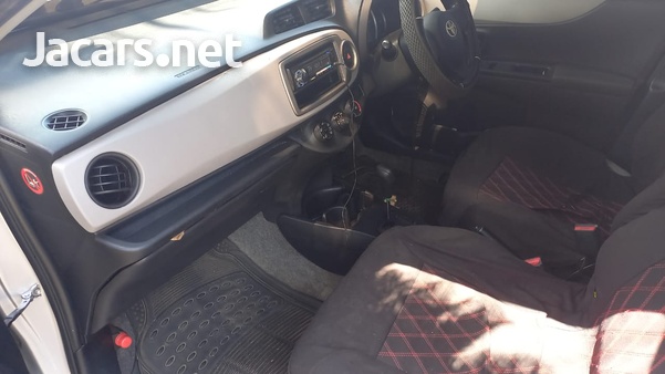 Toyota Vitz 1,0L 2012-8