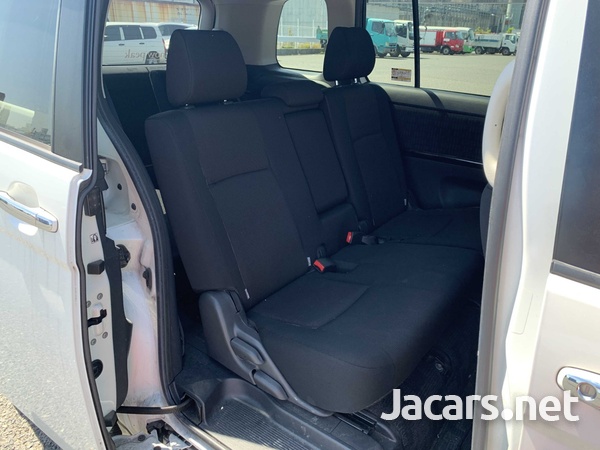 Toyota Isis 2,0L 2012-7