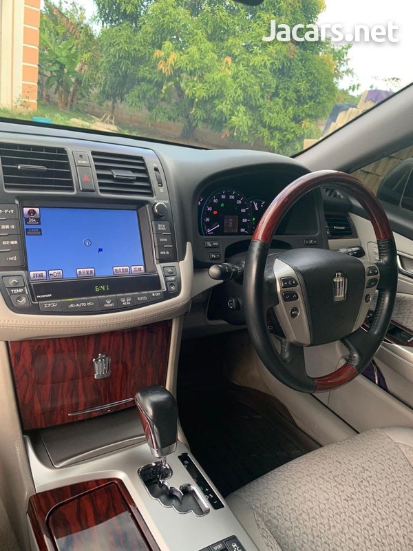 Toyota Crown 3,0L 2012-8