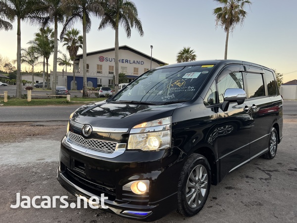 Toyota Voxy 2,0L 2013-1