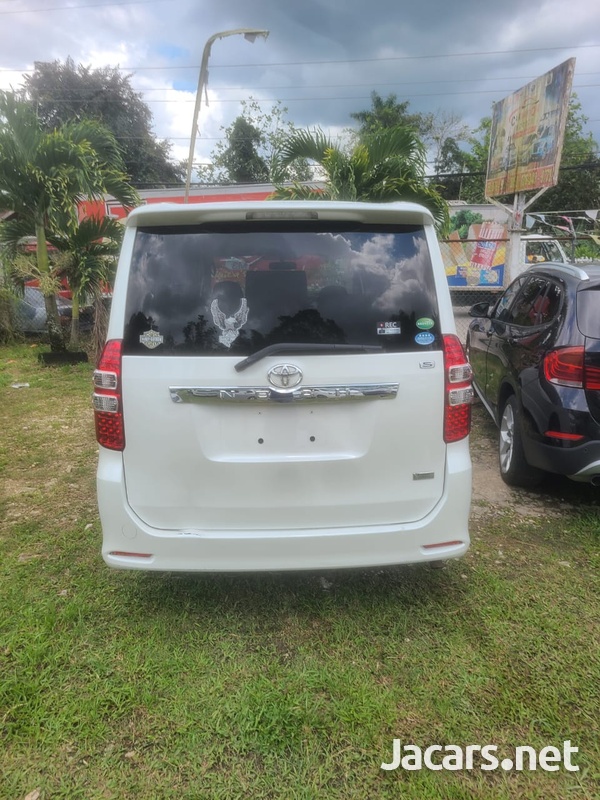 Toyota Noah 2,0L 2013-9