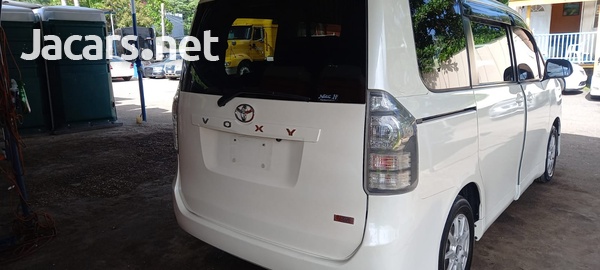 Toyota Voxy 2012-3