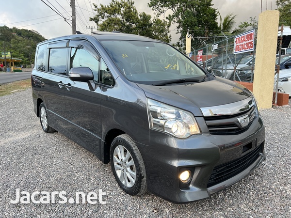 Toyota Noah 2,0L 2012-3