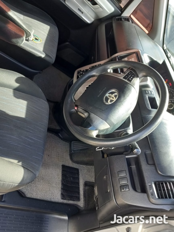 Toyota Noah 2,0L 2010-3