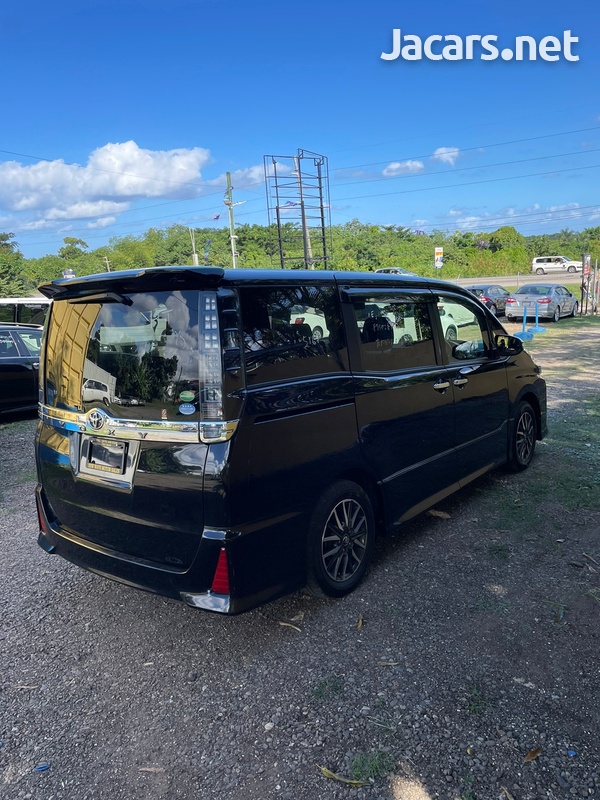 Toyota Voxy 2,0L 2016-6