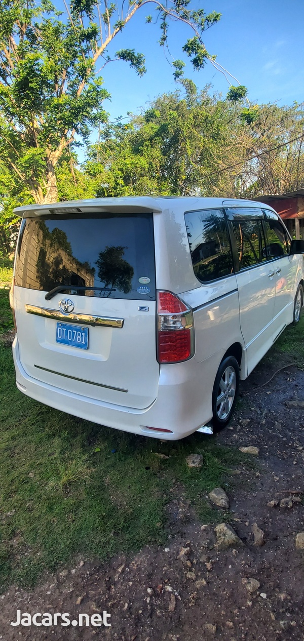 Toyota Noah 2,5L 2010-7