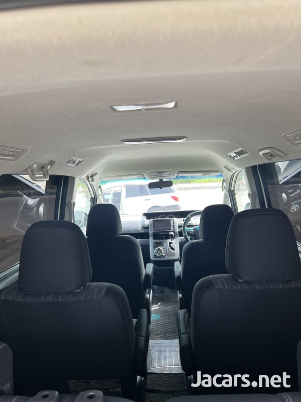 Toyota Voxy 2,0L 2012-6