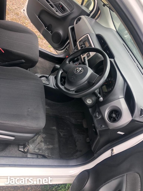 Toyota Vitz 1,3L 2015-7