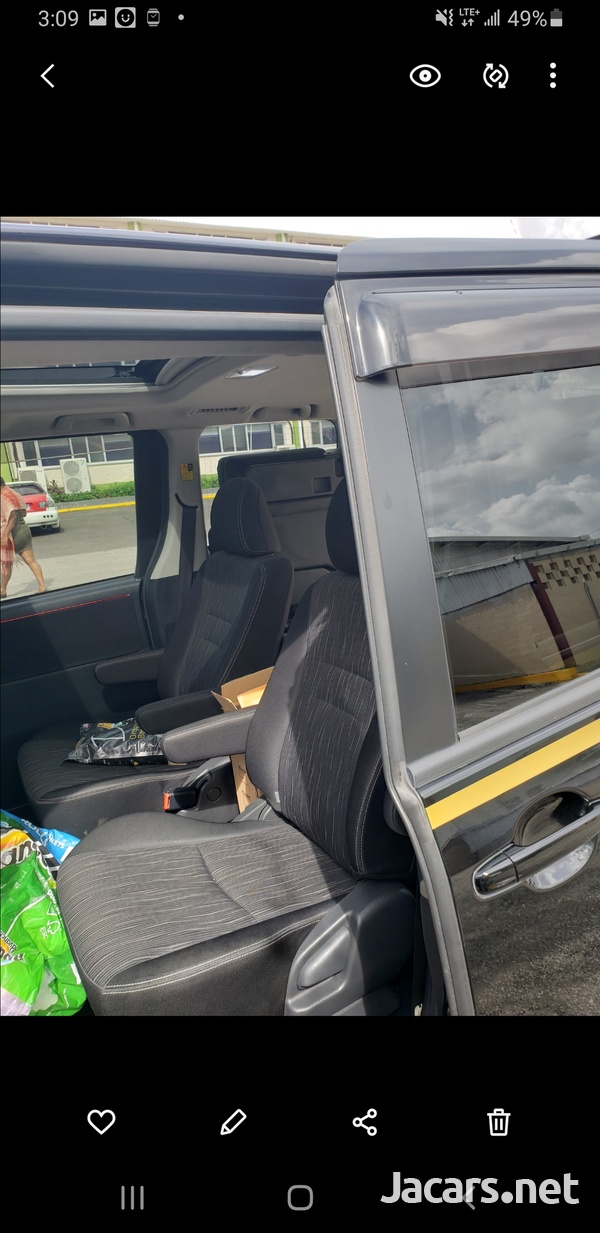 Toyota Voxy 2,0L 2012-2