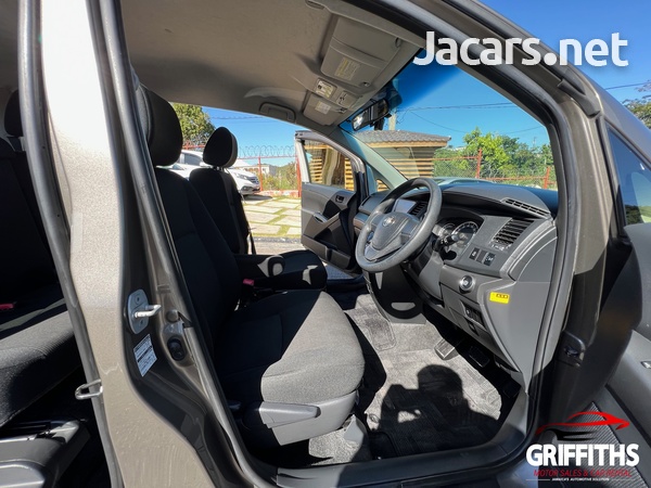 Toyota Isis 1,8L 2013-9