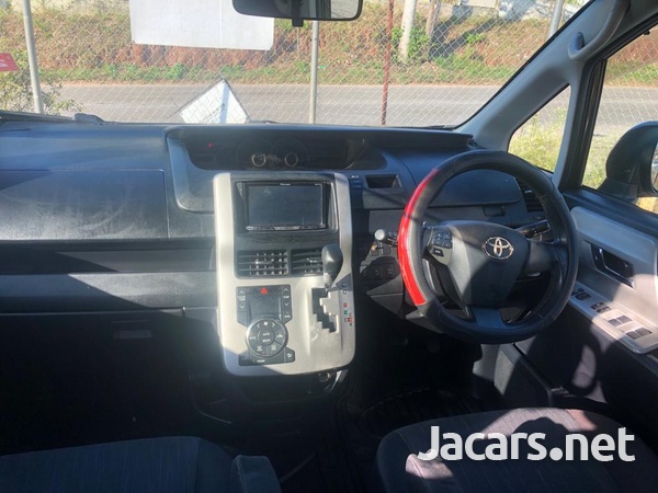 Toyota Voxy 2,0L 2011-6