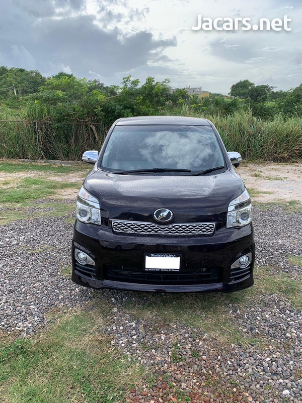 Toyota Voxy 2,0L 2013-1