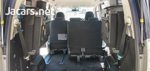 Toyota Voxy 2,0L 2012-6