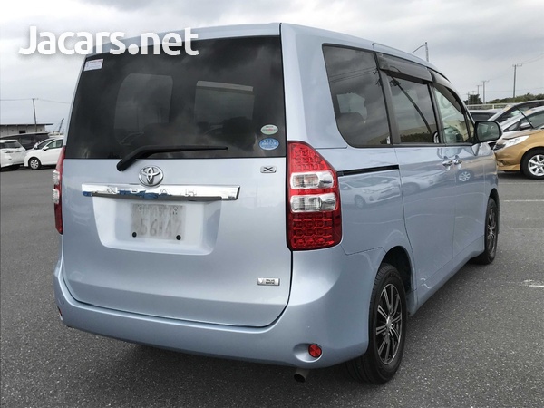 Toyota Noah 2,0L 2012-8