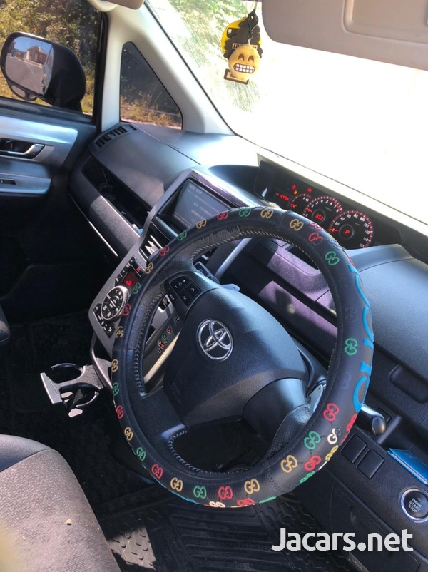Toyota Voxy 2,0L 2013-6