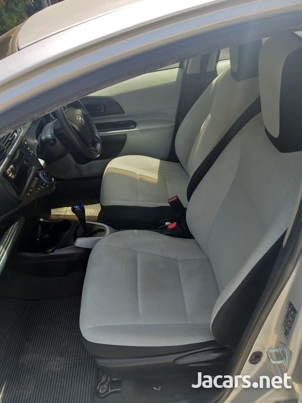 Toyota Aqua 1,5L 2012-4