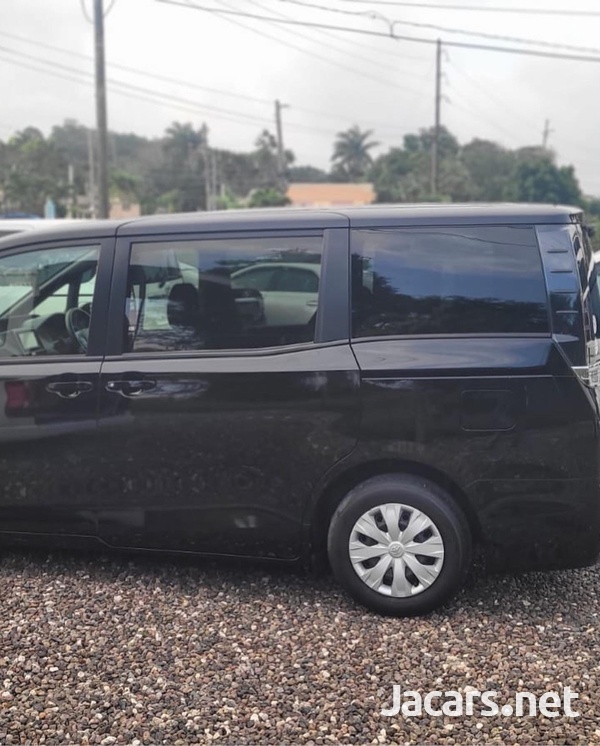 Toyota Voxy 2,0L 2016-2