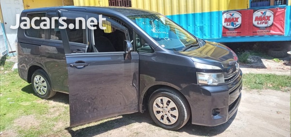 Toyota Voxy 2,0L 2012-9