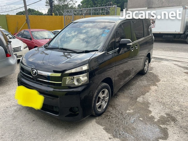Toyota Voxy 2,0L 2010-1