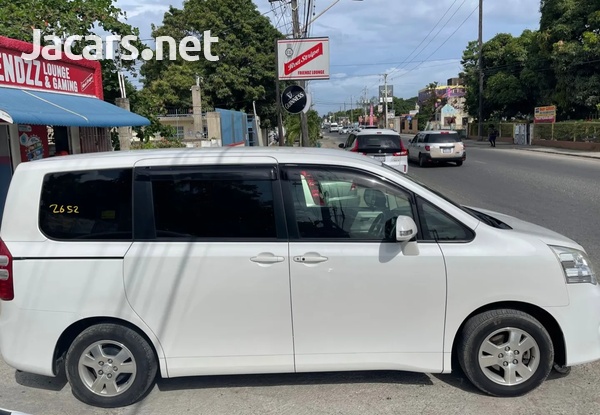 Toyota Noah 2,0L 2013-4