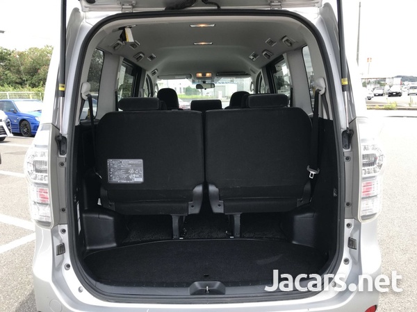 Toyota Voxy 2,0L 2013-11