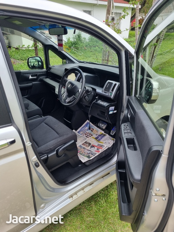 Honda Stepwgn Spada 2,0L 2013-9