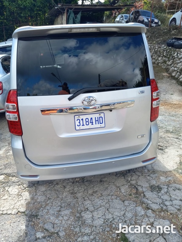 Toyota Noah 2,0L 2010-6