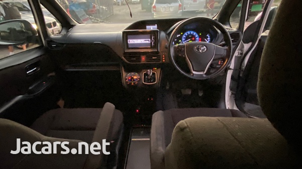 Toyota Voxy 2,0L 2014-9