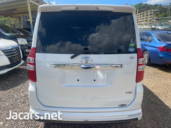 Toyota Noah 2,0L 2013-4