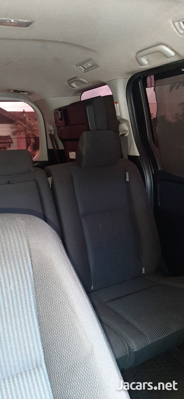 Toyota Voxy 2,0L 2014-3